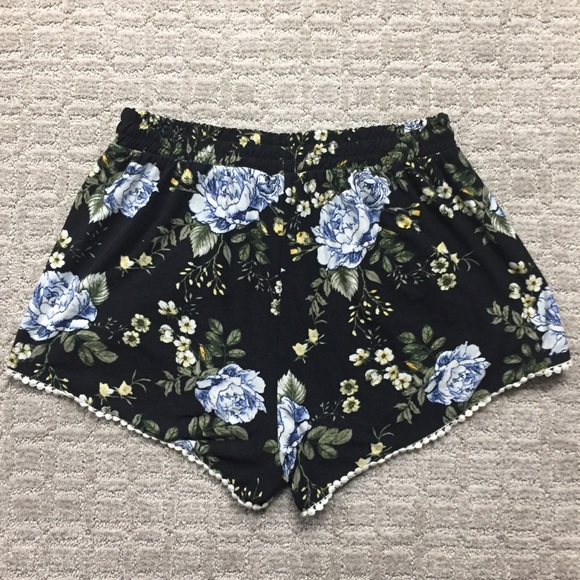 Ardene Loose Summer Shorts - Picture 2 of 4